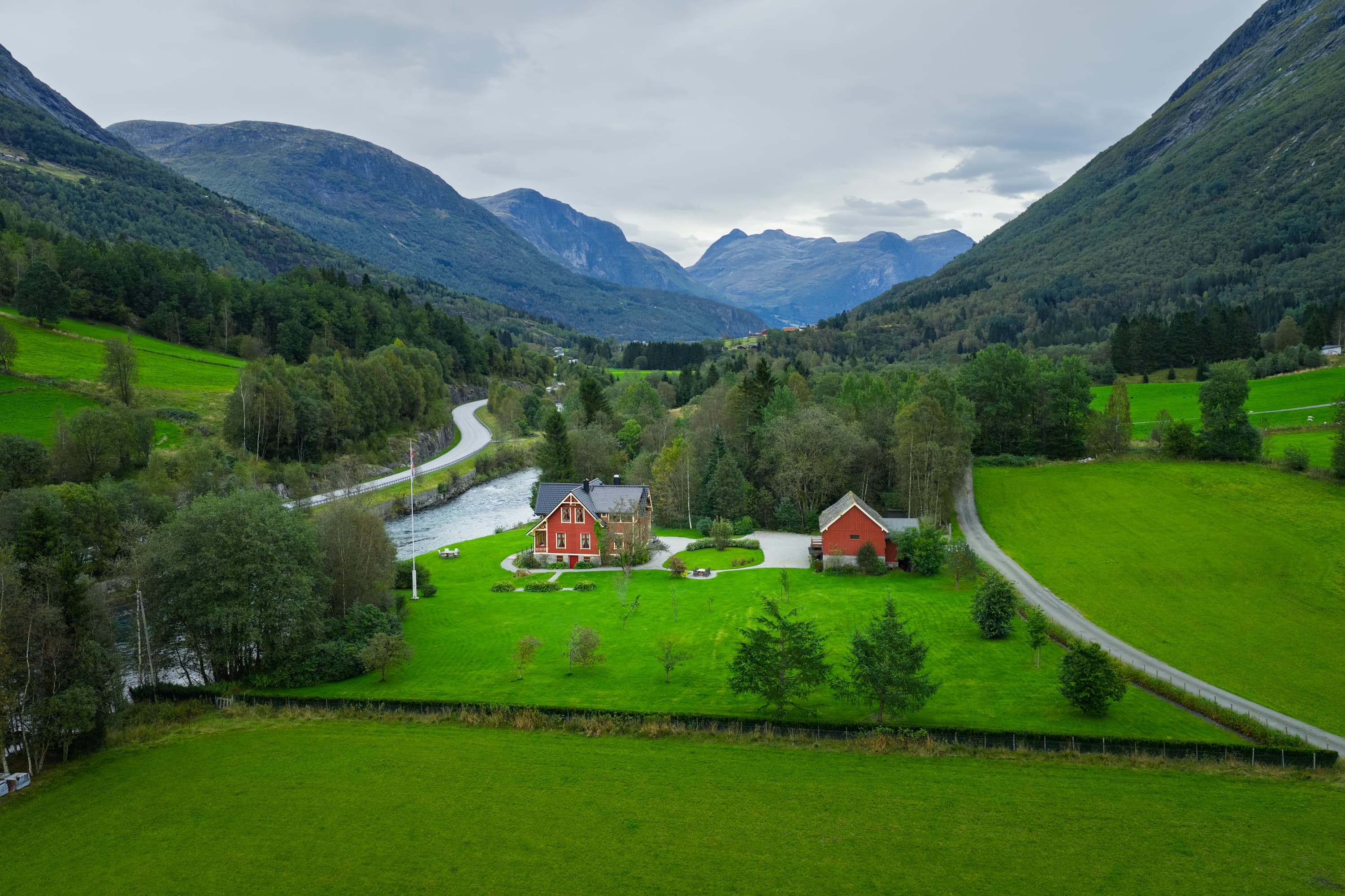 Utsikt fra Lysvoll mot elv og landskap